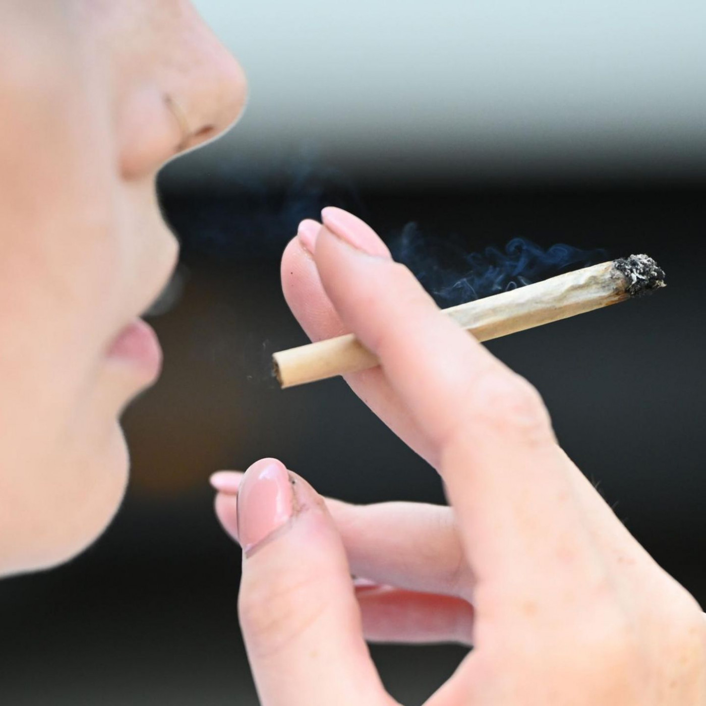 Jugendliche kiffen nach Cannabis-Legalisierung weniger, Erwachsene jedoch mehr