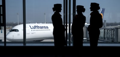Lufthansa-Chef droht mit Streckenstreichungen – und macht der Bundesregierung Vorwürfe