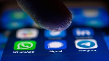 Chefin der Signal-App droht mit Rückzug aus Europa