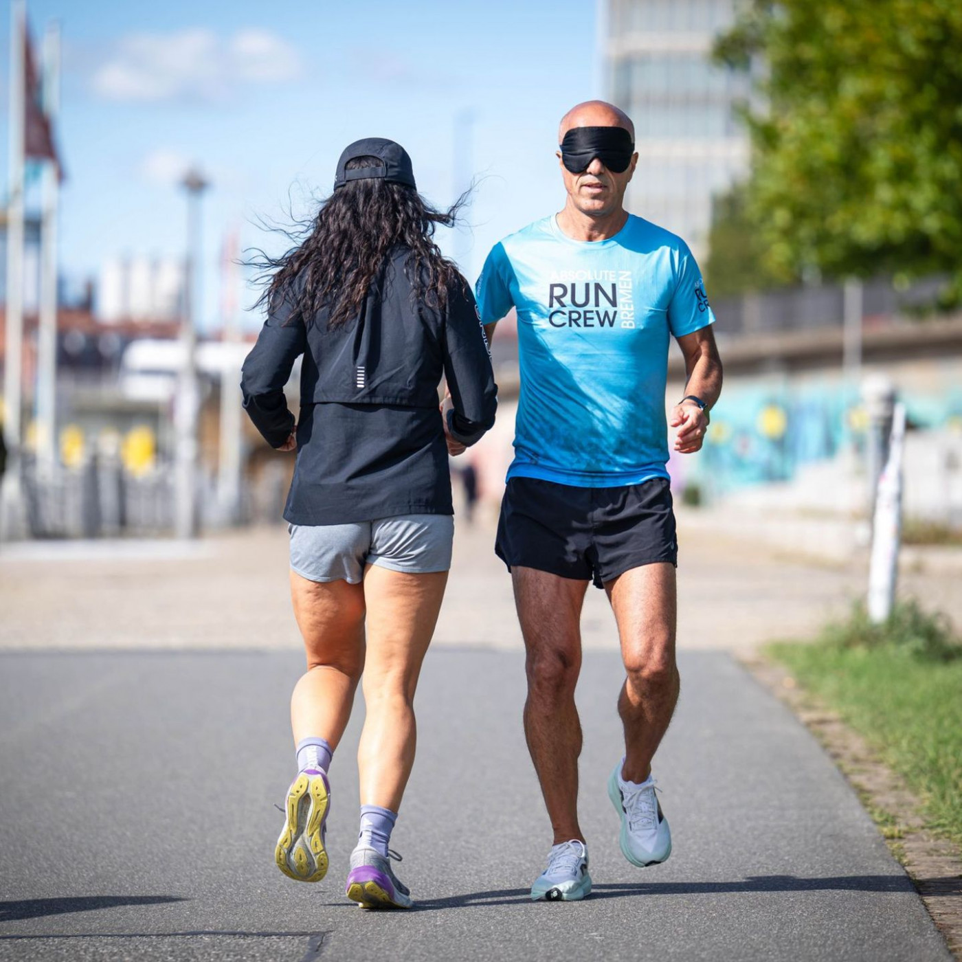 Bremer läuft Halbmarathon rückwärts mit verbundenen Augen