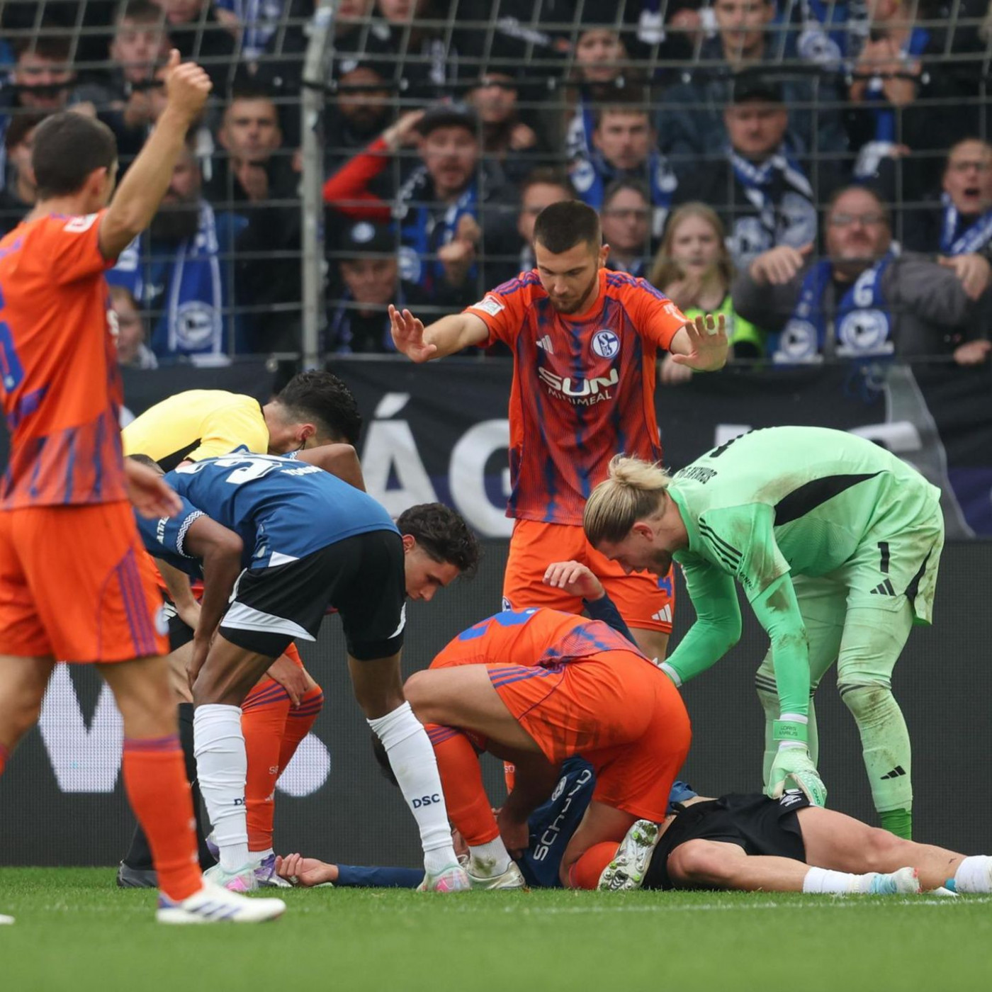 Schalker Abwehrchef Nikola Katic hilft bewusstlosem Gegenspieler