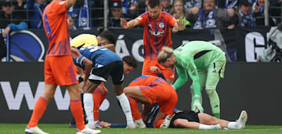 Schockszene in Bielefeld – Schalke-Spieler rettet bewusstlosen Gegner