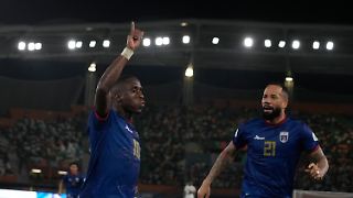 Fußball-Zwerg lässt ersten WM-Matchball in wildem Spiel liegen