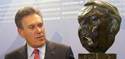 Weil Habeck raus ist – jetzt kommt die Erhard-Büste ins Wirtschaftsministerium zurück
