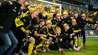 Fischerdorf tritt den Fußball-Großklubs in den Hintern