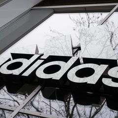 Adidas hebt nach Umsatzrekord Gewinnprognose an