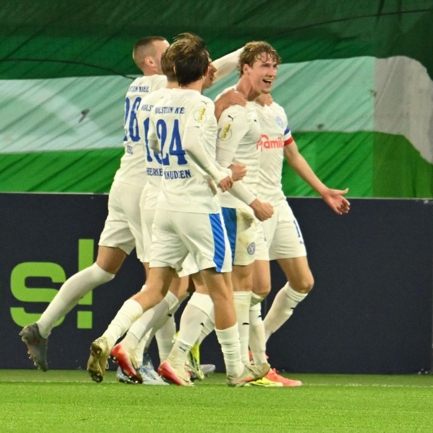 Kiel kickt Wolfsburg raus, Frankfurt und Dortmund gehen ins Elfmeterschießen