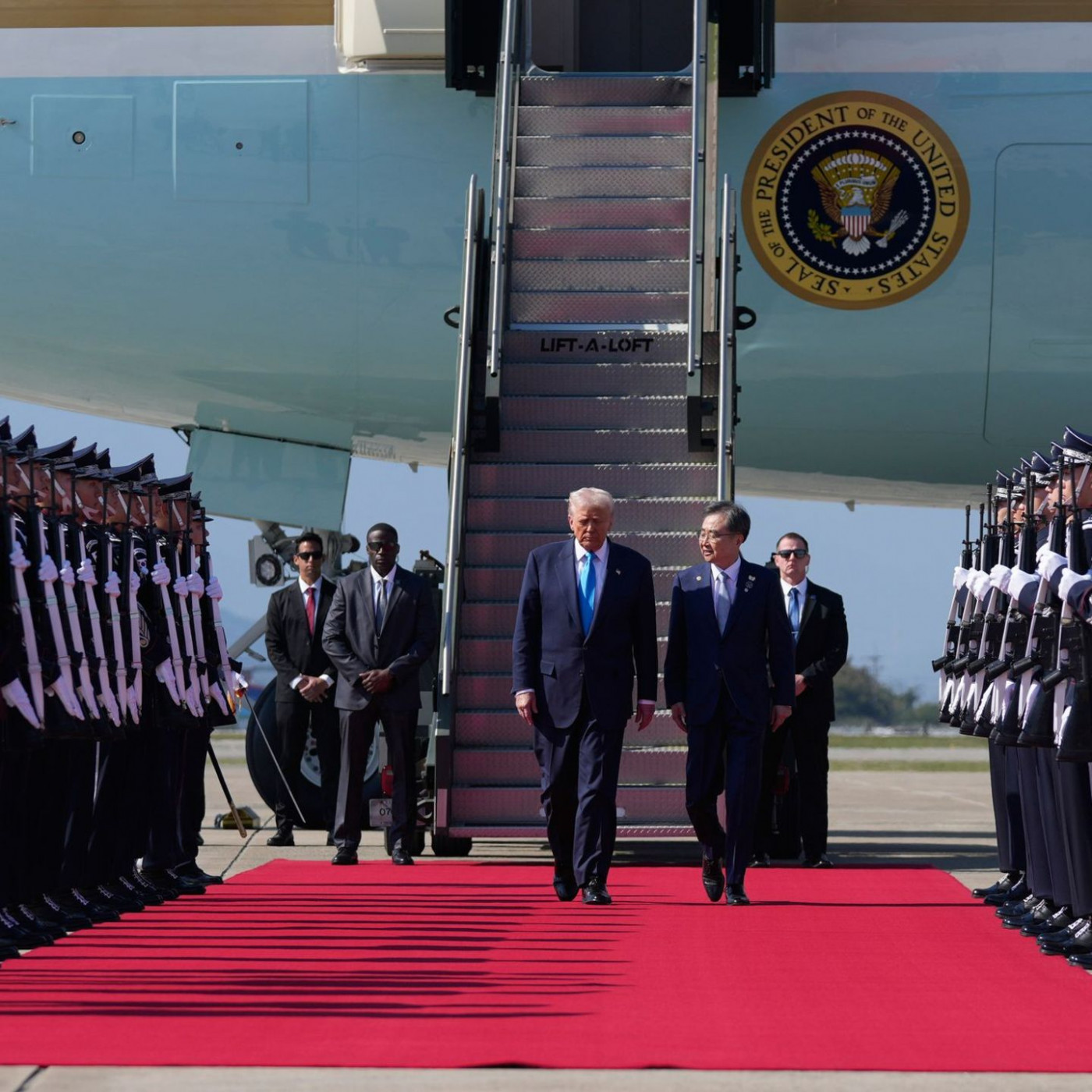 Vor Treffen mit Xi: Trump bringt Zollsenkung ins Spiel