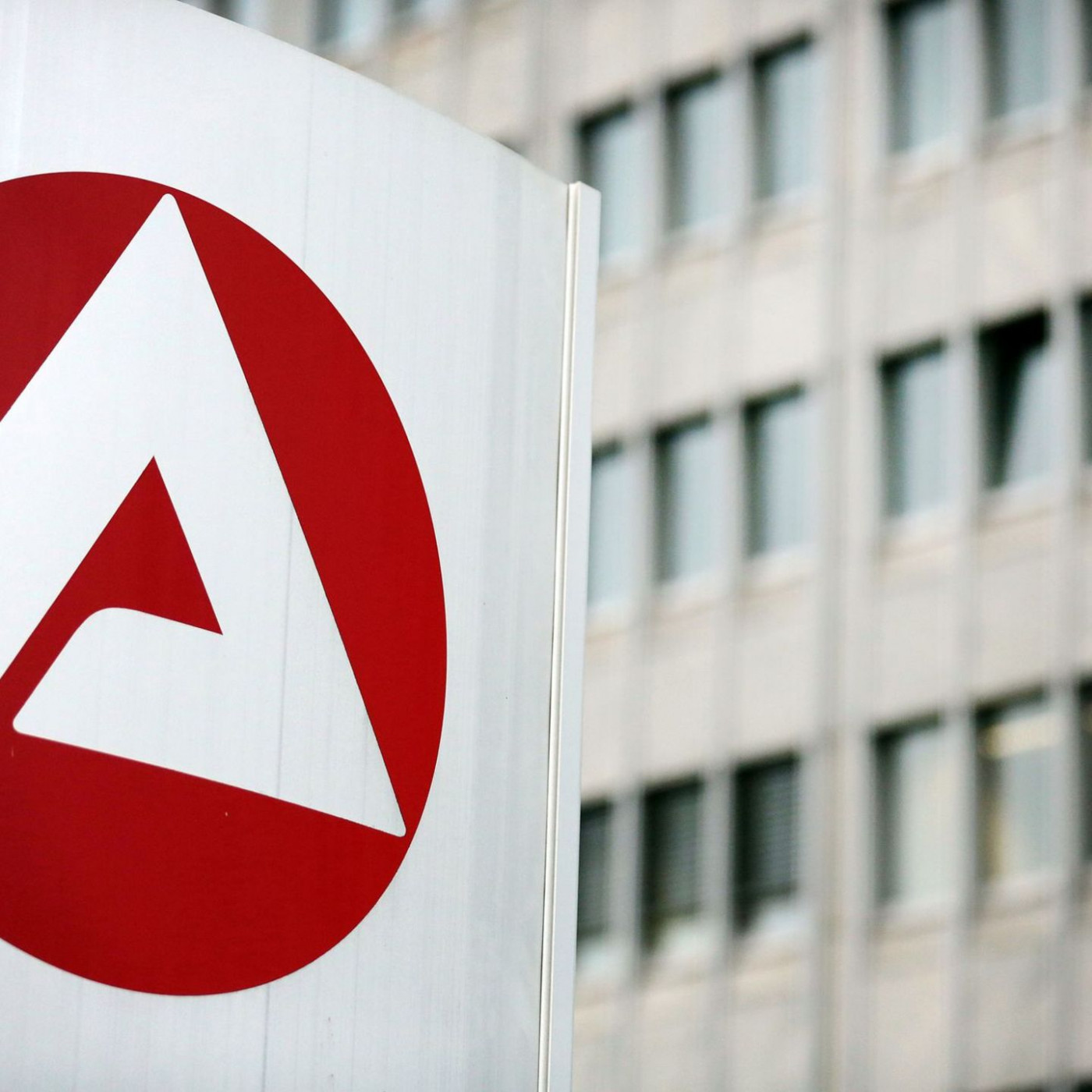 Zahl der Arbeitslosen sinkt im Oktober leicht