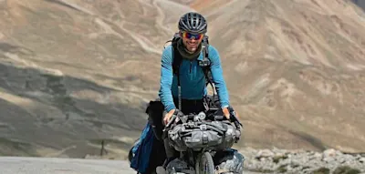 In einer Tankstelle in Pakistan konvertiert der Extrem-Radfahrer plötzlich zum Islam