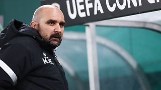 Fu&szlig;baller erfahren im Spiel, dass ihr Trainer gestorben ist