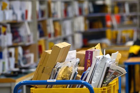 Höheres Briefporto lässt bei der Post die Kassen klingeln