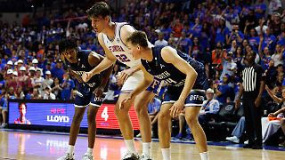 Mit 2,36 Meter: Teenager stellt gigantischen Basketball-Rekord auf