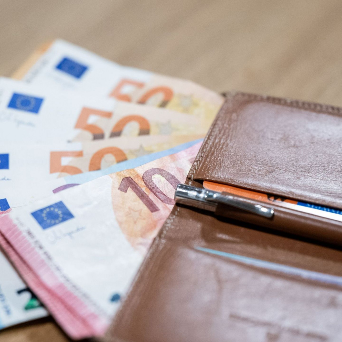 Umfrage: Verbraucher ziehen Debitkarte dem Bargeld vor