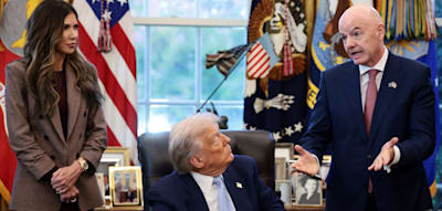 „Gianni, kann ich dann sagen, dass wir die Veranstaltung verlegen werden?“