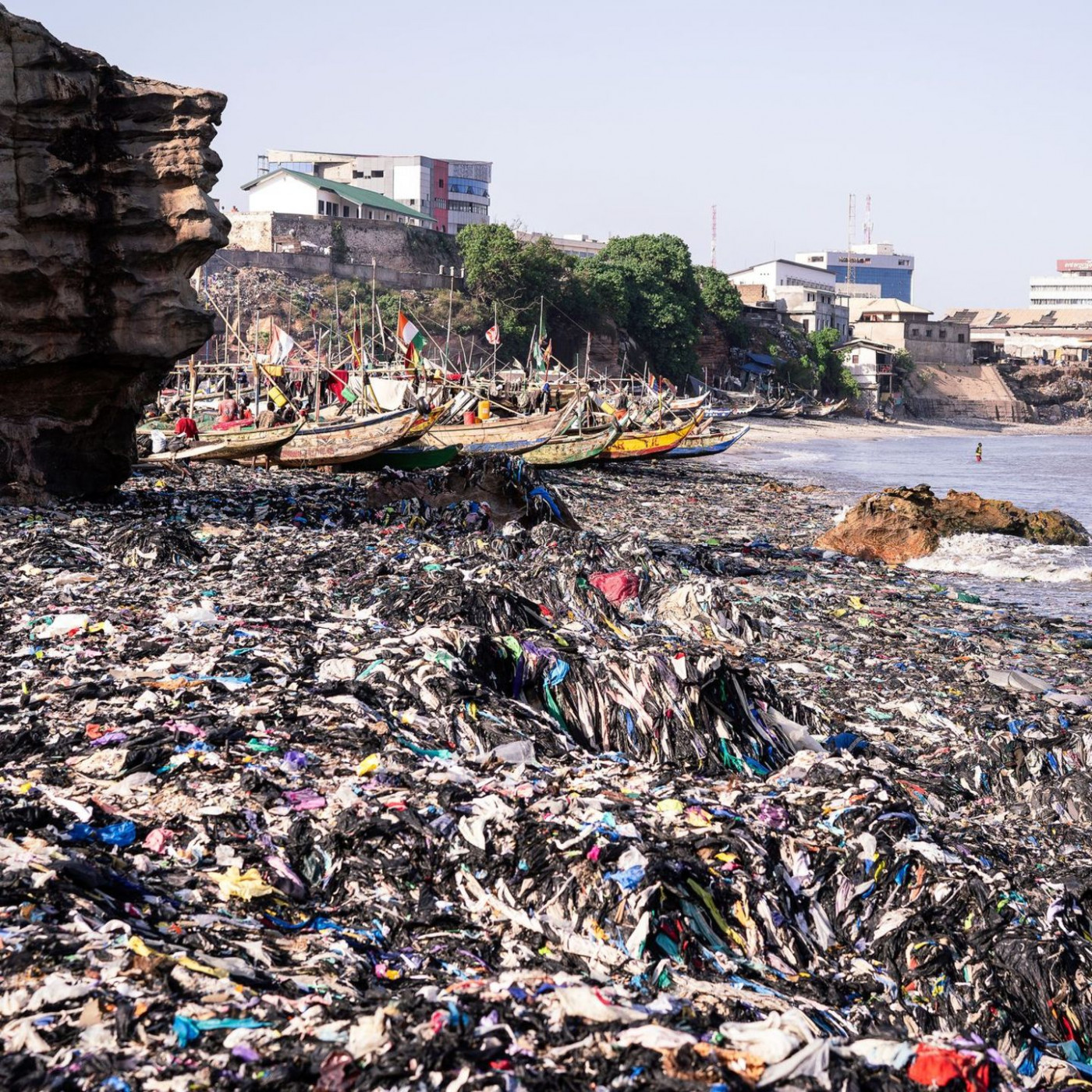 Umweltschützer verschenken Kleidung von der Müllhalde