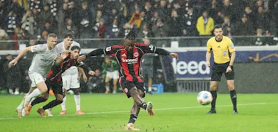 Umstrittener Elfmeter rettet Frankfurt