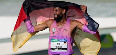 Nach 25 Kilometern zieht Petros an, Pfeifer übergibt sich