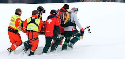 Unkontrolliert in die Fangnetze – Ski-Star wird per Hubschrauber abtransportiert