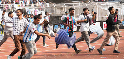 Flaschen und Sitzschalen fliegen – Messi-Auftritt endet im Chaos