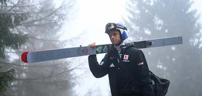 Am Tiefpunkt &ndash; Olympiasieger Wellinger feuert Ausr&uuml;stung in eine Bierbank