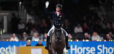 Bei ihrem Comeback wird die Skandalreiterin als Zweite gefeiert