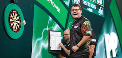 Vor den Augen von Ted Lasso und Peter Crouch &ndash; Gr&uuml;llich zwingt Wattimena &uuml;ber f&uuml;nf S&auml;tze