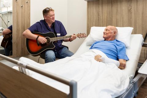 "Der Seelsorger spricht mit Patienten &uuml;ber Gott, ich &uuml;ber den HSV"