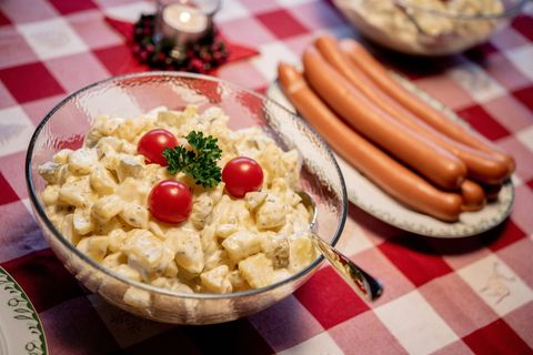 Kartoffelsalat mit W&uuml;rstchen etwas g&uuml;nstiger als 2024