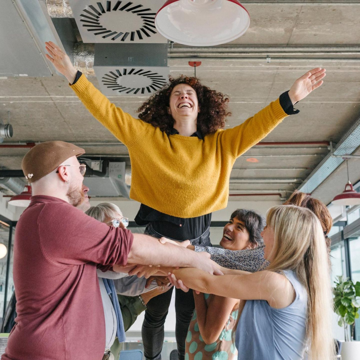 Helfen Freunde gegen Schmerzen? Der Physio unserer Autorin findet: Ja!