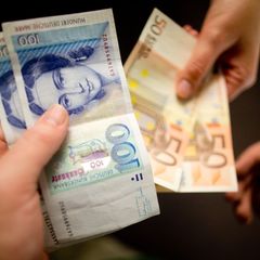 D-Mark-Schatz: Menschen machen alte Scheine zu Geld