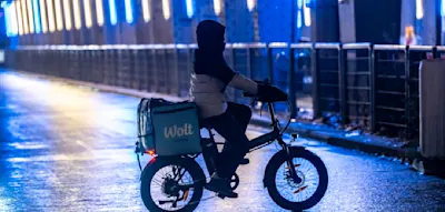 &bdquo;Produktivit&auml;tspeitsche&ldquo; oder &bdquo;Kaminzug-Effekt&ldquo;? Der erbitterte Streit um 15 Euro Mindestlohn