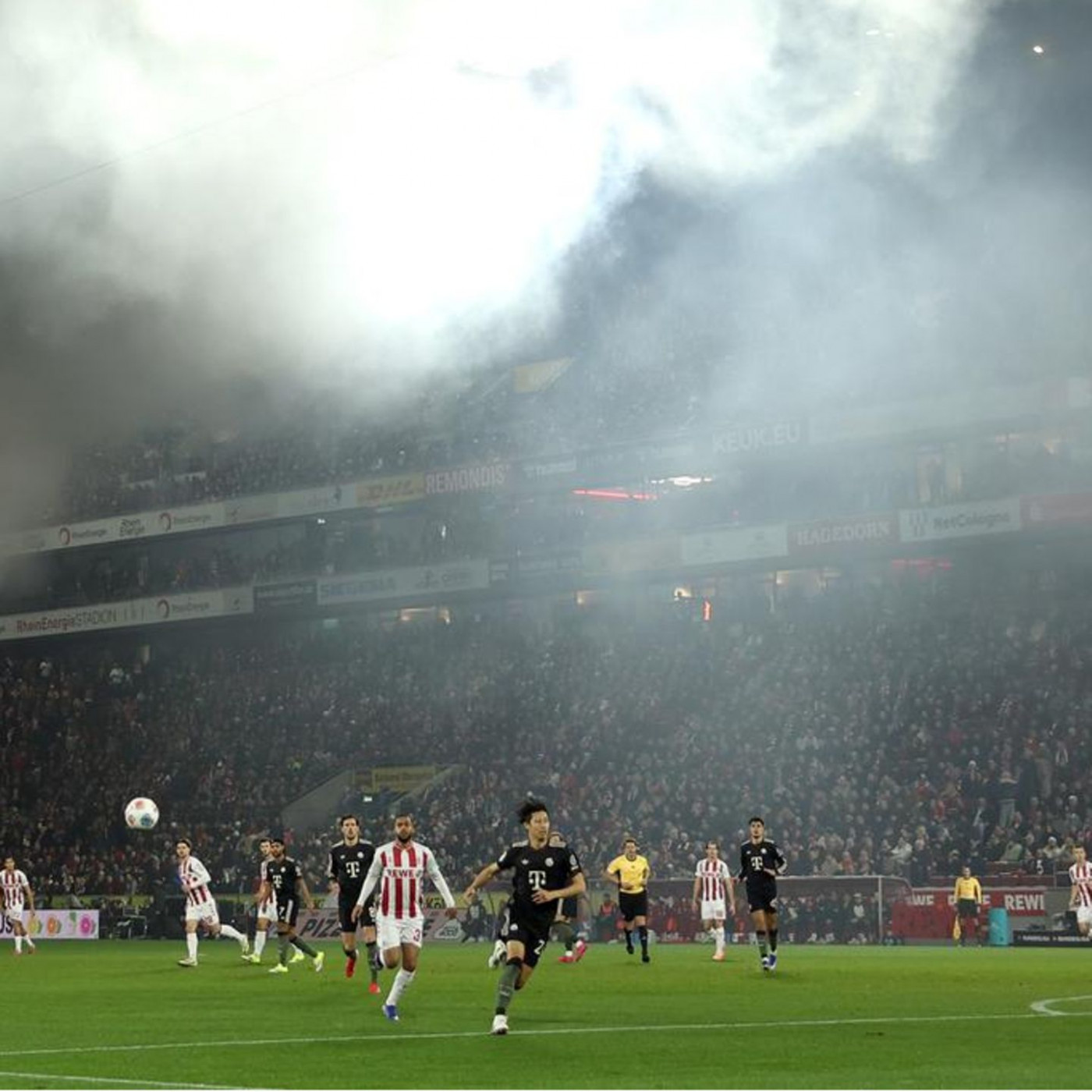 Bayern-Spiel gegen K&ouml;ln f&uuml;r zehn Minuten unterbrochen &ndash; zu viel Pyro