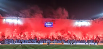 Dutzende Polizisten verletzt &ndash; Ausschreitungen &uuml;berschatten Ost-Duell