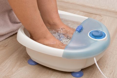 Massageger&auml;t und Pedik&uuml;re in einem: Diese Funktionen vereint das Fu&szlig;sprudelbad
