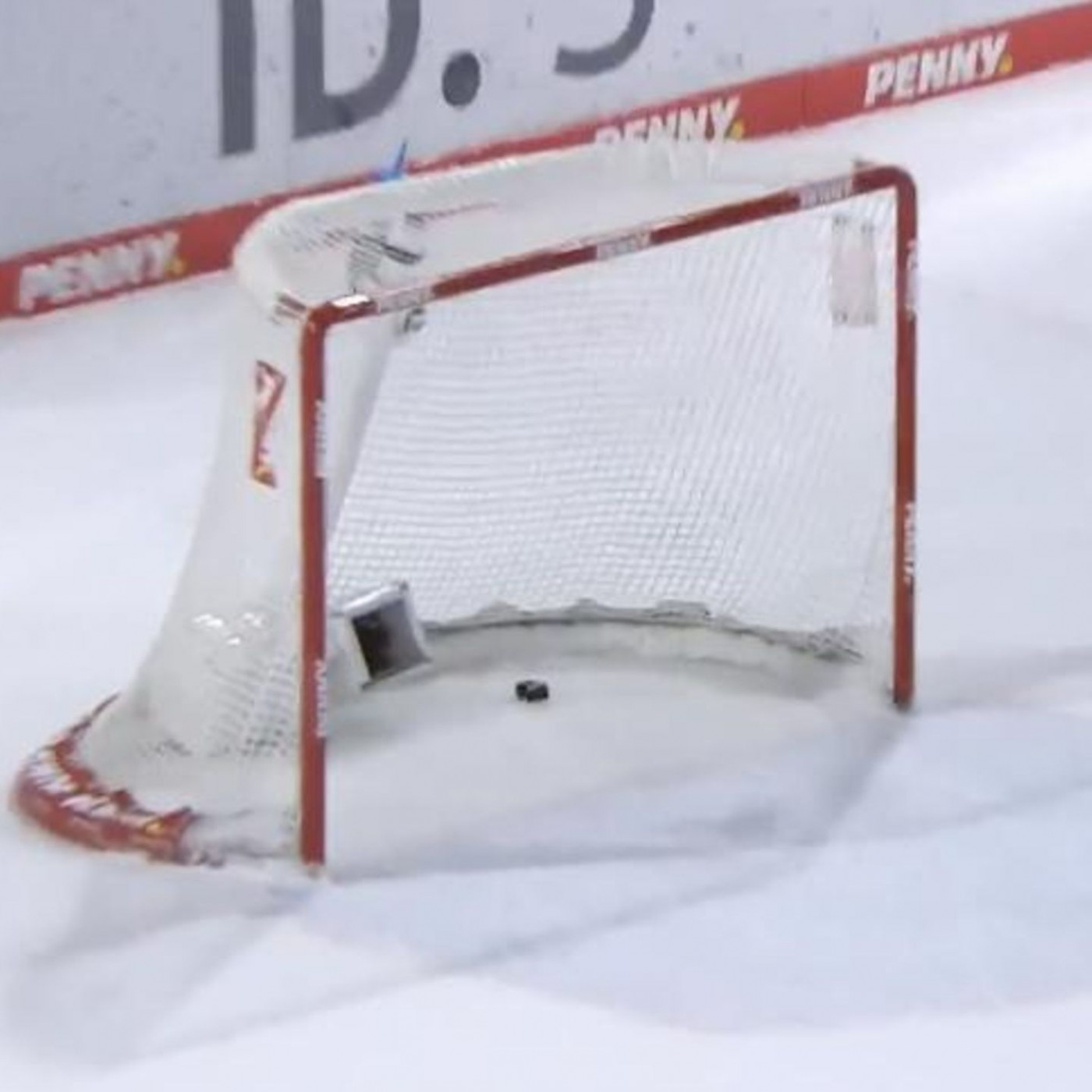 Historischer Treffer &ndash; Goalie trifft leeres Tor aus unglaublicher Distanz