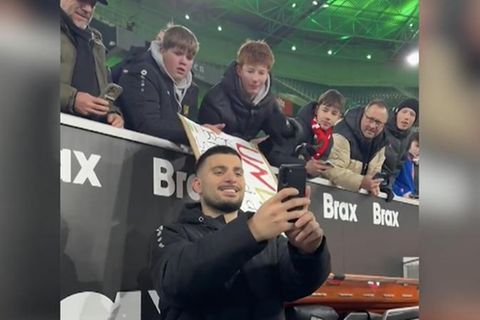 Mama ruft w&auml;hrend Selfie mit Dennis Undav an &ndash; Szene geht viral