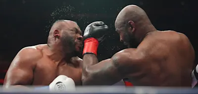 Boxer verliert sein Toupet und wirft es ins Publikum