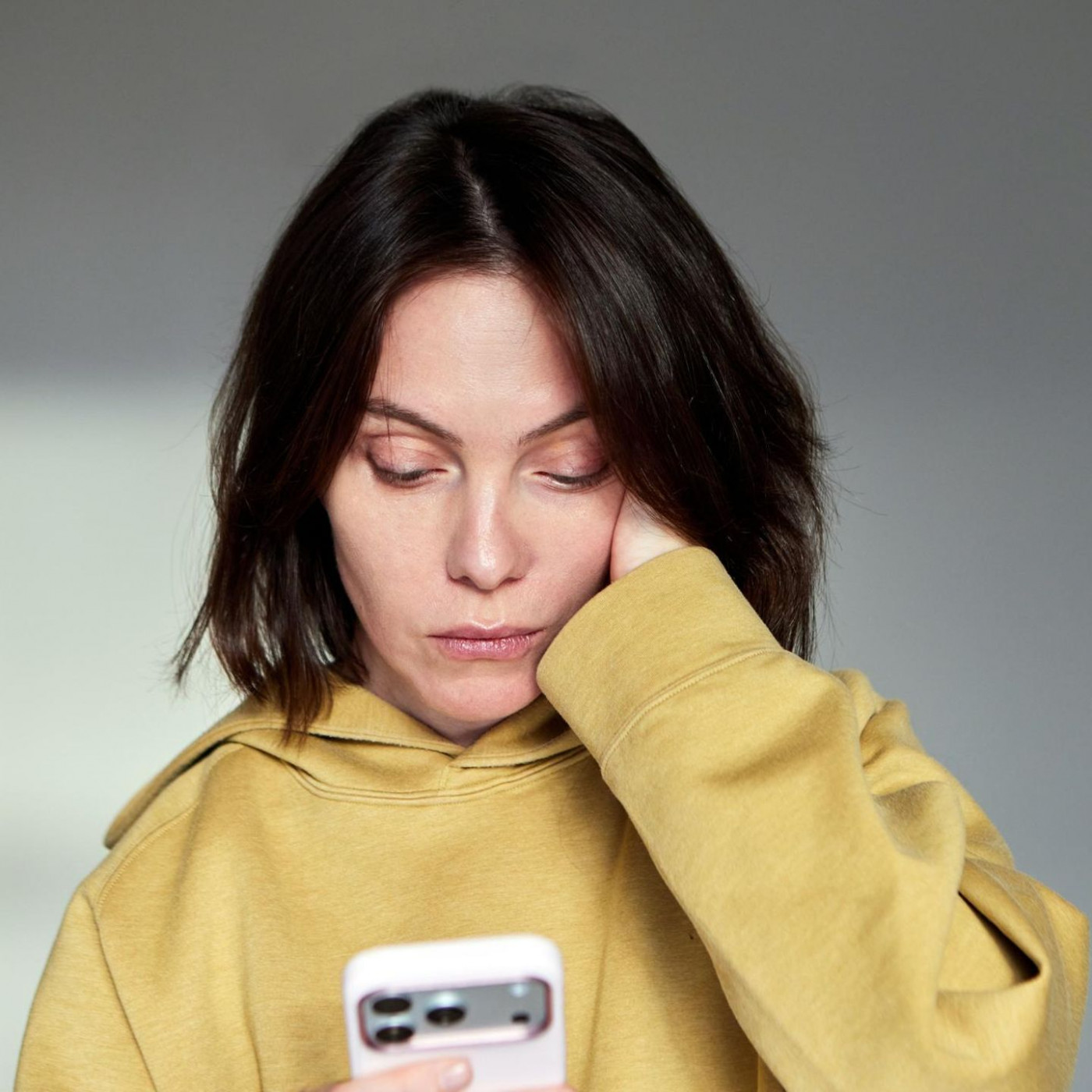 Den Handynacken loswerden: Sieben &Uuml;bungen, die gegen den Buckel helfen