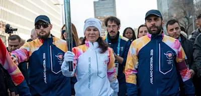F&uuml;r die UN tr&auml;gt Baerbock die olympische Flamme durch Mailand
