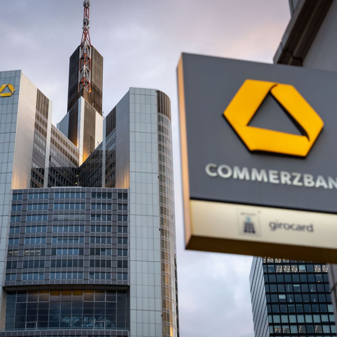Commerzbank verdient mehr als erwartet - h&ouml;here Dividende