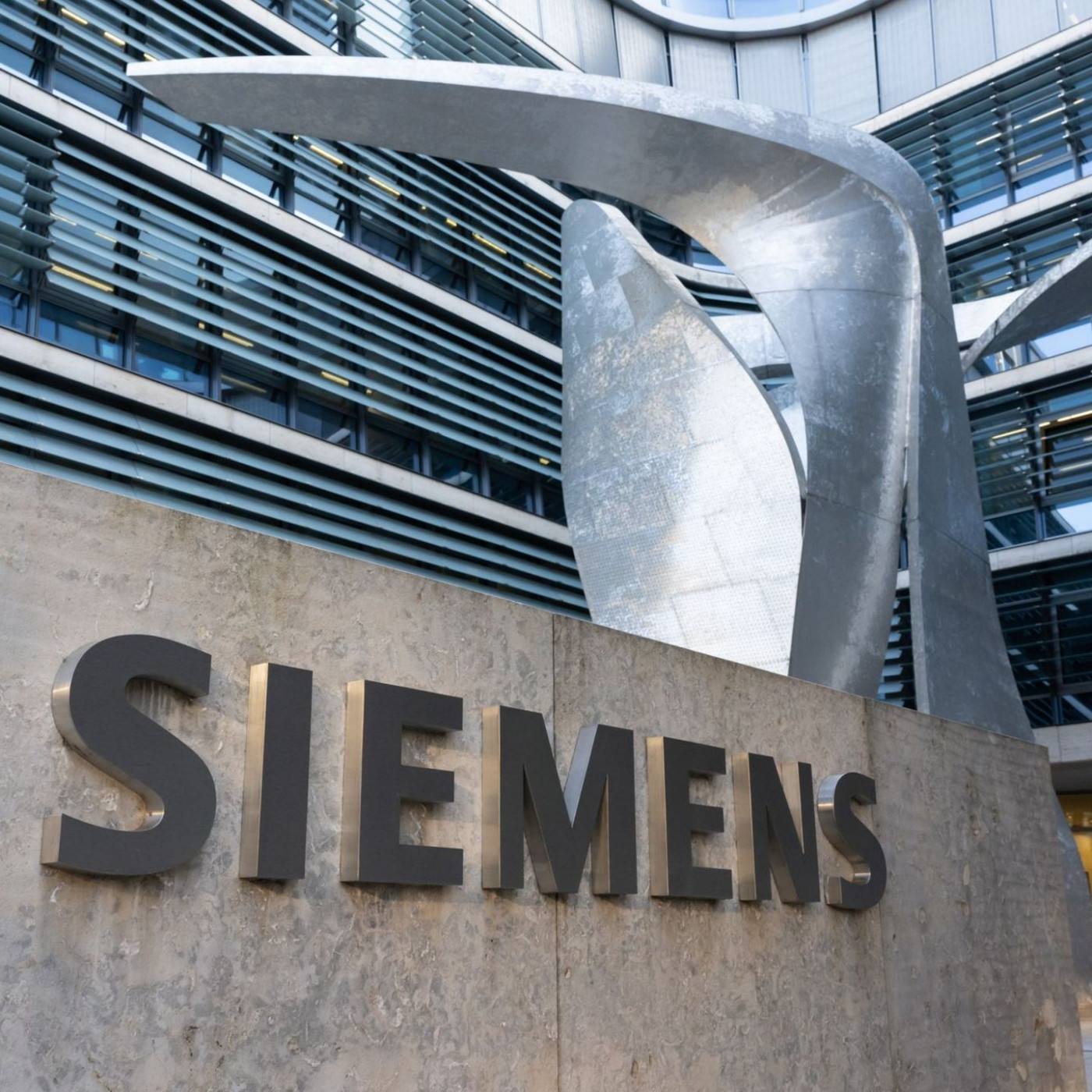 Siemens hebt die Prognose und &uuml;berholt SAP wieder