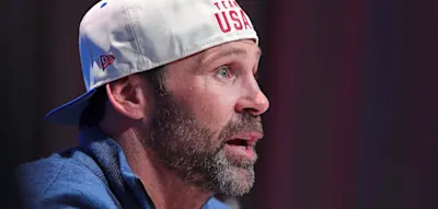 Mit br&uuml;chiger Stimme macht der Amerikaner seinem Land eine Liebeserkl&auml;rung