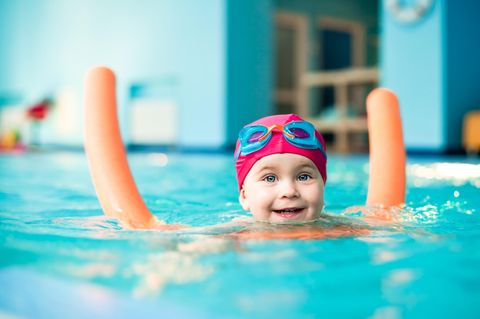 Schwimmhilfen f&uuml;r Kinder: Wie auch Wassermuffel sicher schwimmen lernen