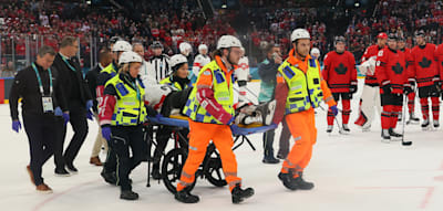 Schweizer Spieler bleibt verdreht liegen &ndash; und wird b&auml;uchlings vom Eis getragen