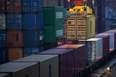 M&uuml;hsam aus der Krise - Industrie streicht &uuml;ber 120.000 Jobs