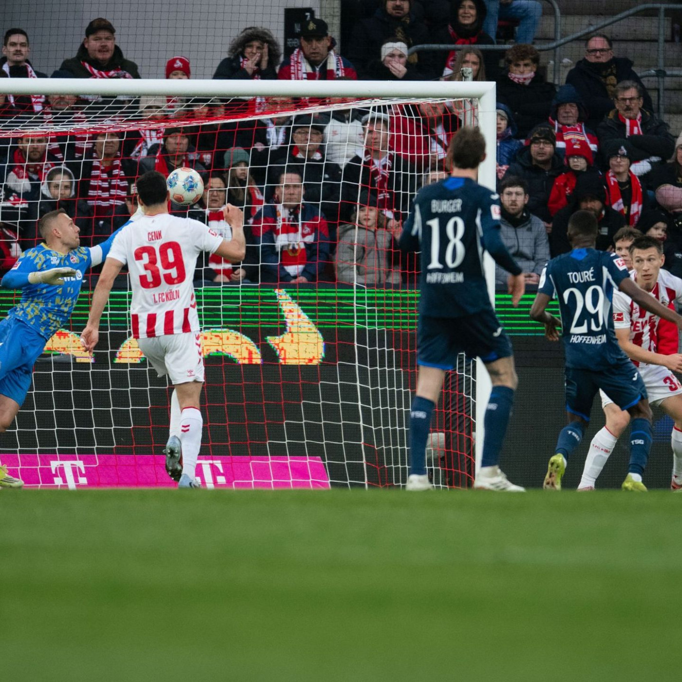 "Komisches Spiel": Stille im K&ouml;lner Stadion nach Fan-Notfall