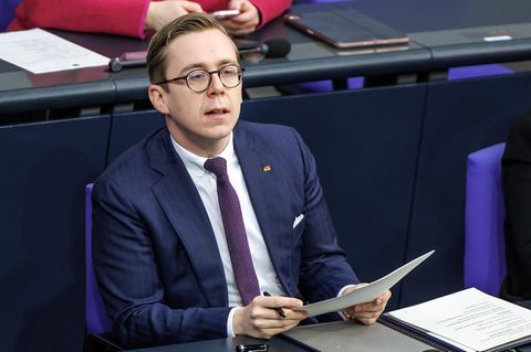 Amthor sch&uuml;ttelt Aff&auml;re um Augustus Intelligence ab