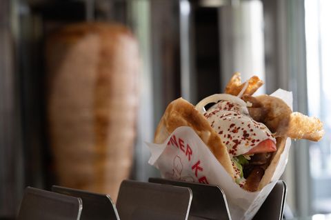 Gr&ouml;&szlig;te D&ouml;nerfabrik Deutschlands brennt &ndash; Ursache noch unklar