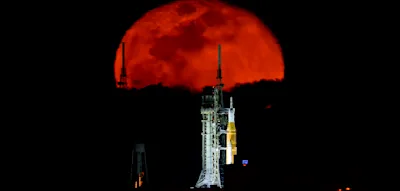 Weiter hinaus ins All, als Menschen jemals von der Erde entfernt waren